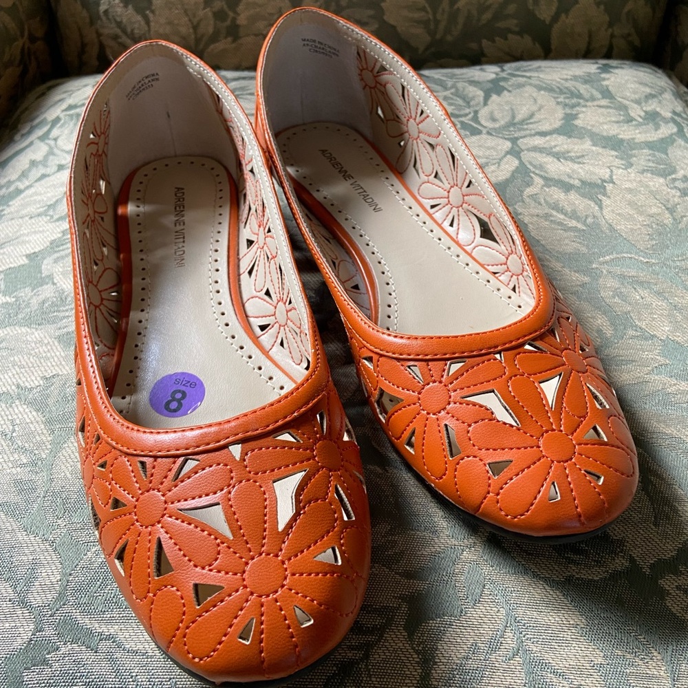 Adrienne Vittadini Size 8 Cutwork Flats